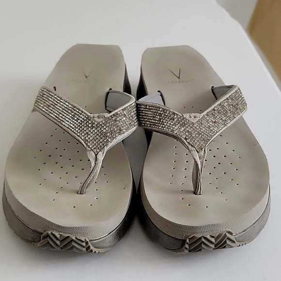 Gray flip flops - Picture 1 of 4